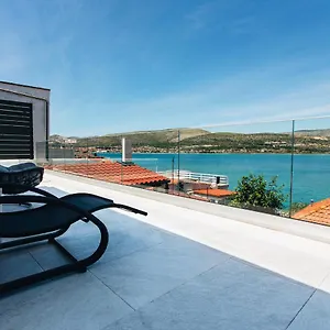 https://villa-magna-seaside-villa-with-pool-and-sauna.hotels-in-trogir.com