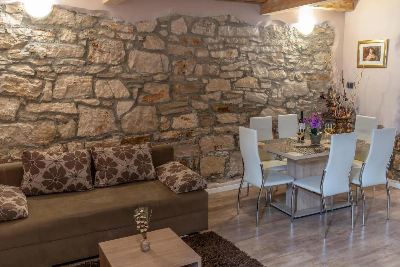 Apartment Anitea Pula 0*,